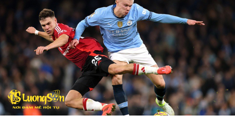 Ugarte đang đảm nhiệm vai trò đánh chặn từ xa cho MU