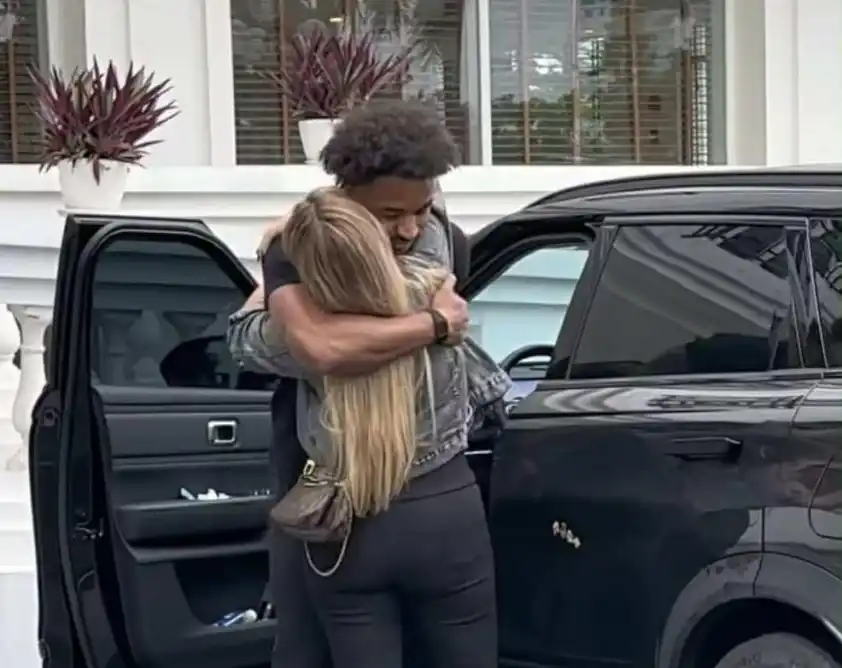 Xuân Son ôm tạm biệt vợ để hội quân với ĐT Việt Nam